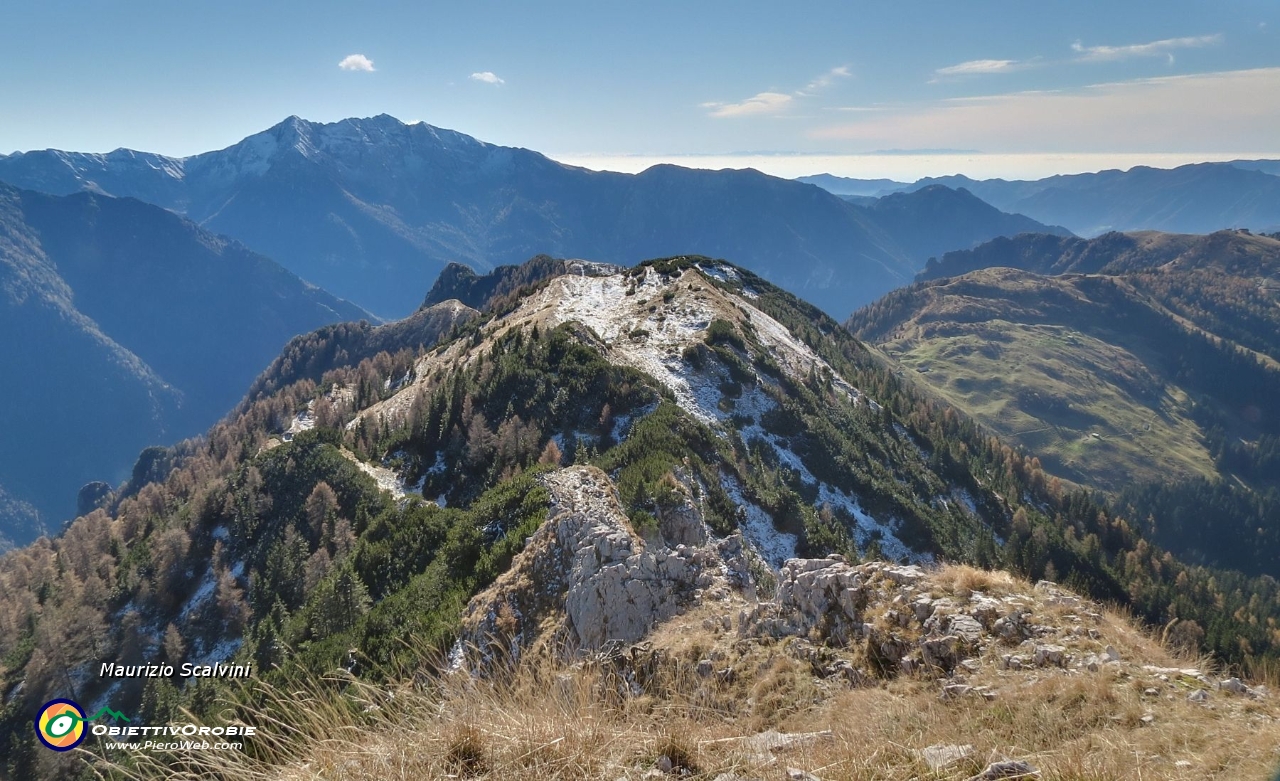 53 Panorama sud, sulla sinistra il Menna.JPG